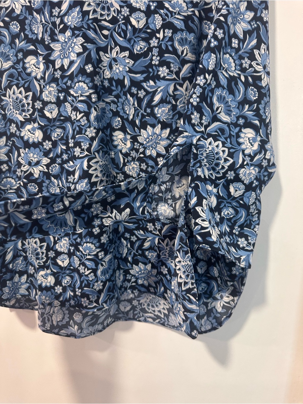 Relaxed Floral V-Neck Women's Top in Navy Blue - Picture 3 of 5